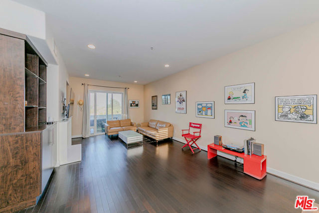 4644 Coldwater Canyon Avenue, Studio City CA: https://media.crmls.org/mediaz/b7dcc00a-227c-4a5f-9131-d6906a7ca4cd.jpg