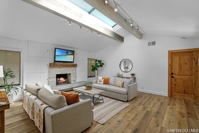 6026 La Granada, Rancho Santa Fe CA: https://media.crmls.org/mediaz/b7dcd99d-f3c2-48e2-bce7-1d9ac132bffc.jpg