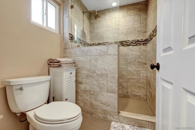 2002 Mendocino Blvd, San Diego CA: https://media.crmls.org/mediaz/b7dd9c06-8649-48fc-a993-aa54bd639d57.jpg