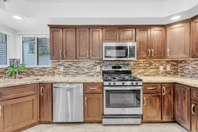 6400 Mokelumne Ave, Oakland CA: https://media.crmls.org/mediaz/b7de2c71-7836-4020-aa8d-a86cee0796ae.jpg