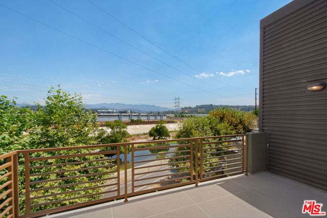 2974 Ripple Place, Los Angeles CA: https://media.crmls.org/mediaz/b7de52c5-274f-4848-95b7-6966f86895ea.jpg