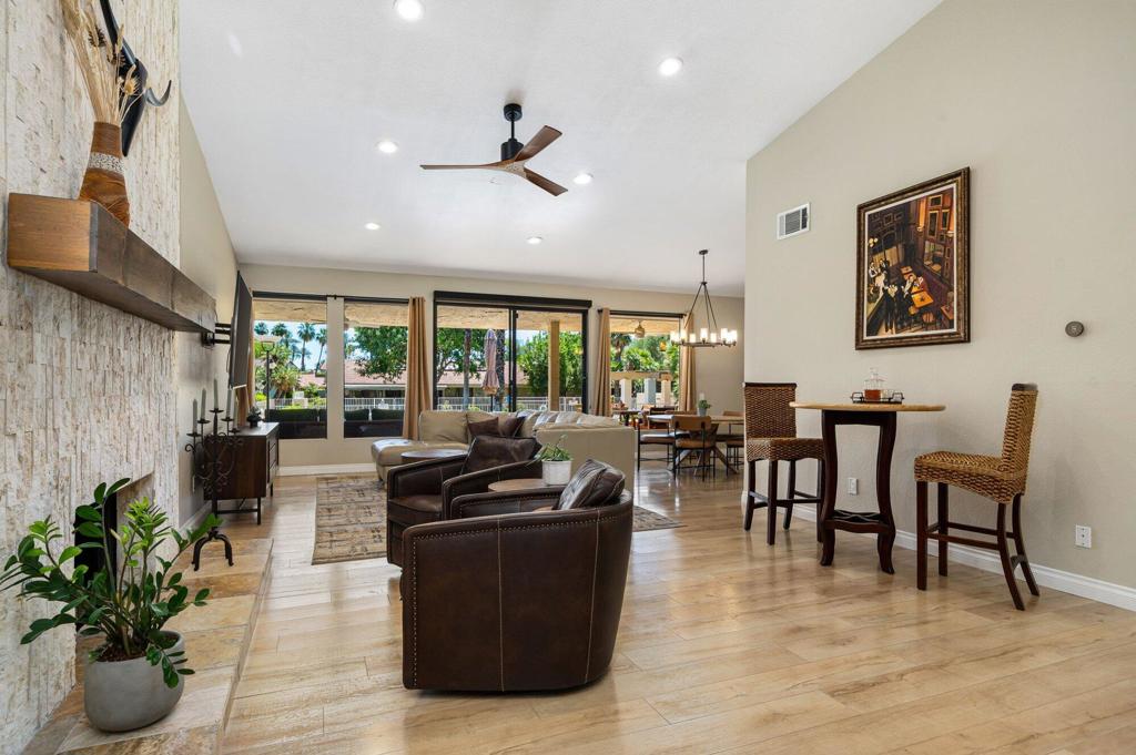 https://media.crmls.org/mediaz/b7defa99-e8a2-4f7e-bfad-c79e400fb40d.jpg?preset=X-Large