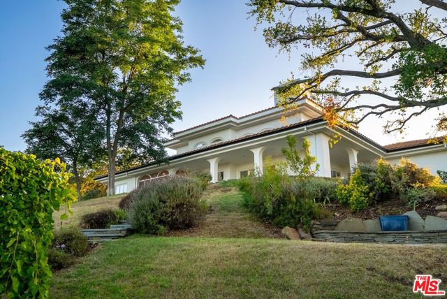 21965 Saddle Peak Road, Topanga CA: https://media.crmls.org/mediaz/b7df3c90-2629-4dd5-88c6-2fb594c16939.jpg