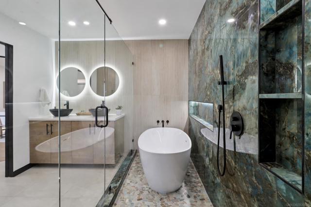 700 Front St, San Diego CA: https://media.crmls.org/mediaz/b7df8d08-31e6-49c8-b727-57043dc238b2.jpg