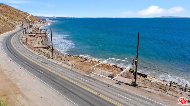19302 Pacific Coast Highway, Malibu CA: https://media.crmls.org/mediaz/b7dfab6d-3a5d-4f3e-a3f1-98d3231436ff.jpg