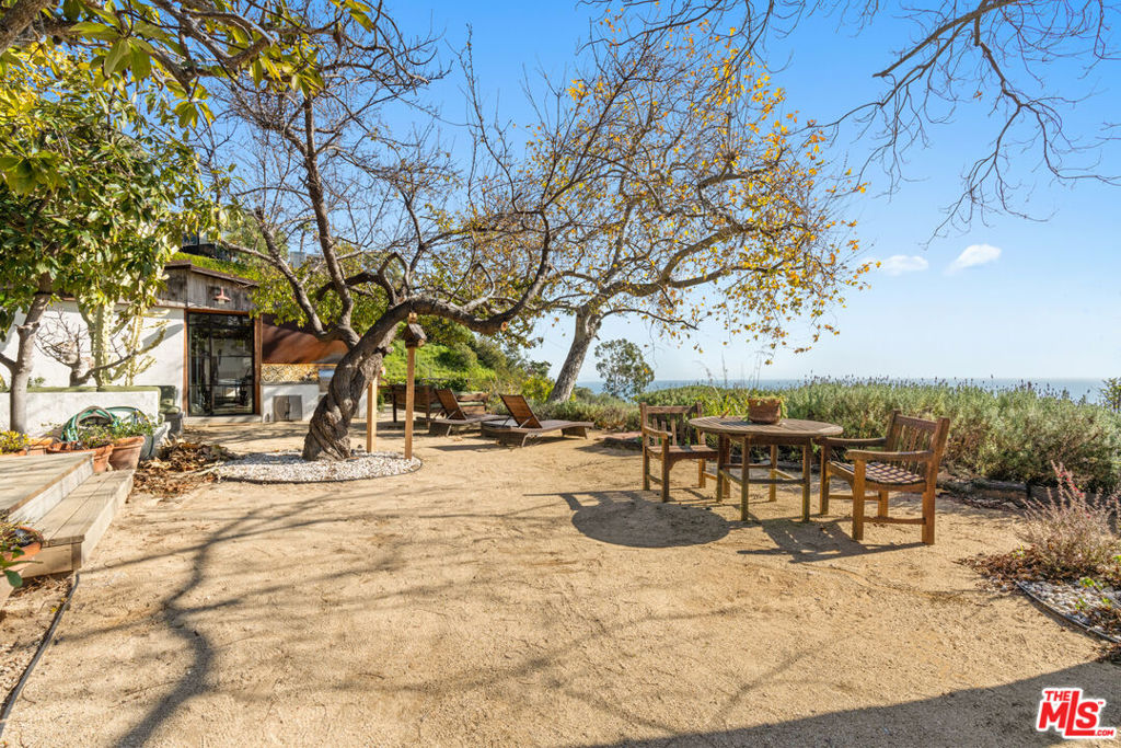 https://media.crmls.org/mediaz/b7dfdbeb-86bd-4d28-a6b0-cb52447c3aa3.jpg?preset=X-Large