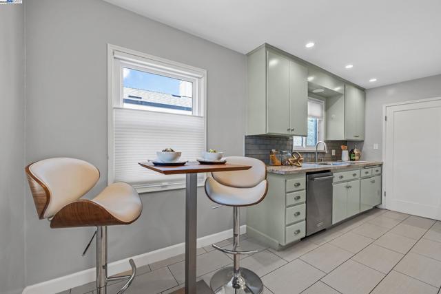 297 Lorraine Blvd, San Leandro CA: https://media.crmls.org/mediaz/b7e02230-db65-4923-98e1-bcd228e9bfa9.jpg