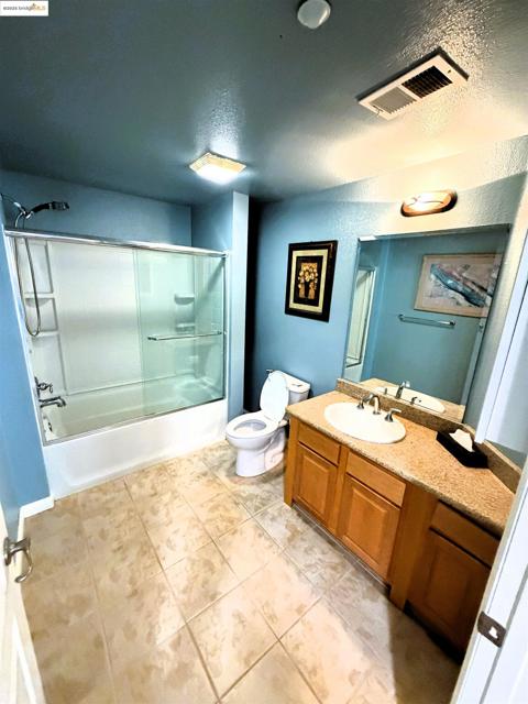 2210 Gellert Blvd, South San Francisco CA: https://media.crmls.org/mediaz/b7e0cccd-7c24-4a0e-97f3-073bad617f59.jpg