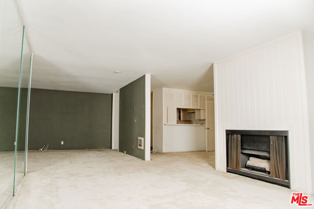 11645 Montana Avenue, Los Angeles CA: https://media.crmls.org/mediaz/b7e14df2-34b2-48a2-89eb-77f58fe234f8.jpg