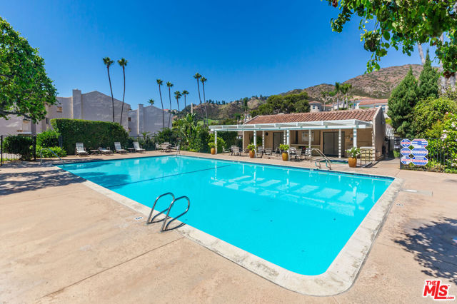 23914 De Ville Way, Malibu CA: https://media.crmls.org/mediaz/b7e16dd4-f89d-45e0-ac59-1add41db9169.jpg