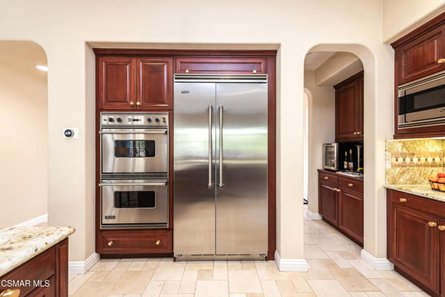 1008 N Country Club Drive, Simi Valley CA: https://media.crmls.org/mediaz/b7e2652e-987a-4376-a585-872a305d1e11.jpg