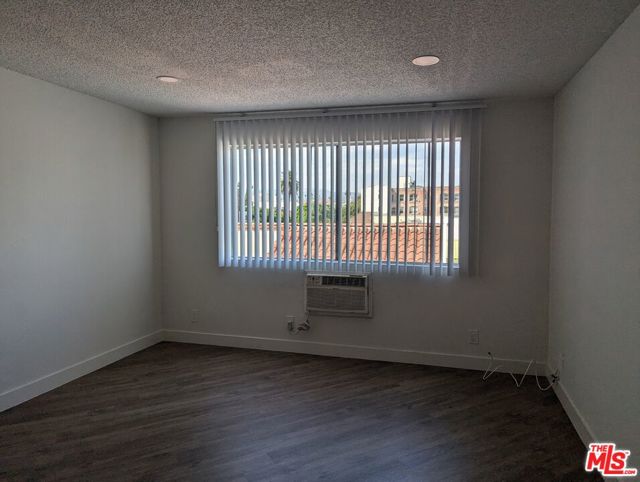 310 S Kenmore Avenue, Los Angeles CA: https://media.crmls.org/mediaz/b7e29a77-df49-4228-98b2-c6057f0160fa.jpg