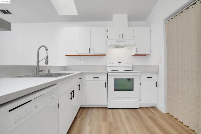 835 Villa Ter, Brentwood CA: https://media.crmls.org/mediaz/b7e2ca10-8692-4cf6-b1e8-f9728ae7d2b5.jpg