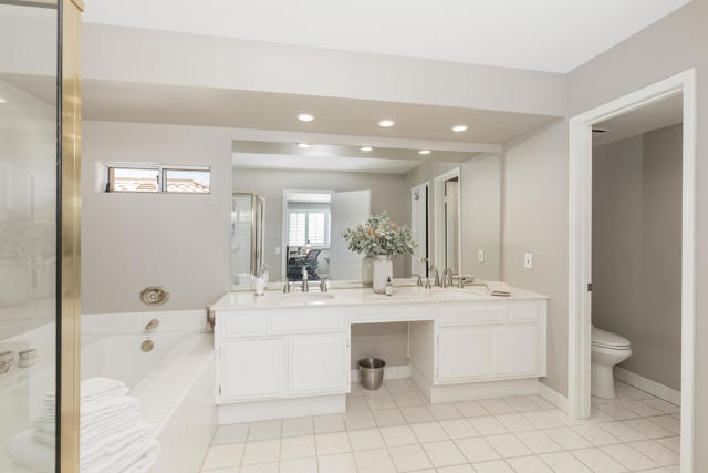 27 Oak Tree Drive, Rancho Mirage CA: https://media.crmls.org/mediaz/b7e44fa5-164e-42b0-b22c-50e13d4c49ed.jpg
