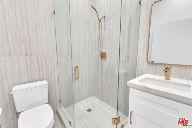 5561 1/2 El Canon Avenue, Woodland Hills CA: https://media.crmls.org/mediaz/b7e49021-f0ef-456a-a866-2951c7f528f4.jpg