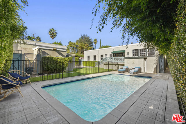 803 N Rexford Drive, Beverly Hills CA: https://media.crmls.org/mediaz/b7e4925e-b0dd-43c2-a805-ec539b83fec7.jpg