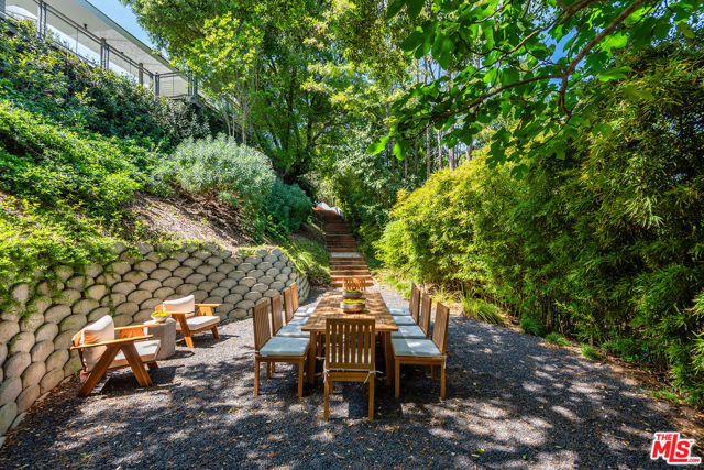 15941 Skytop Road, Encino CA: https://media.crmls.org/mediaz/b7e4f690-6184-4b87-82d3-79a22014d8f2.jpg