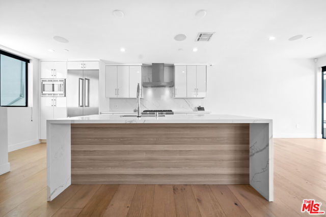 733 N Gramercy Place, Los Angeles CA: https://media.crmls.org/mediaz/b7e4fc72-1180-4680-a35e-1712c587133b.jpg