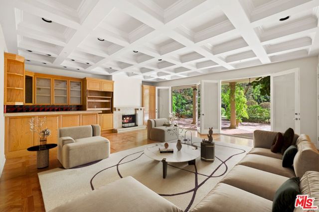 625 Foothill Road, Beverly Hills CA: https://media.crmls.org/mediaz/b7e50bff-eaae-401c-8b42-2ac1039b17b8.jpg