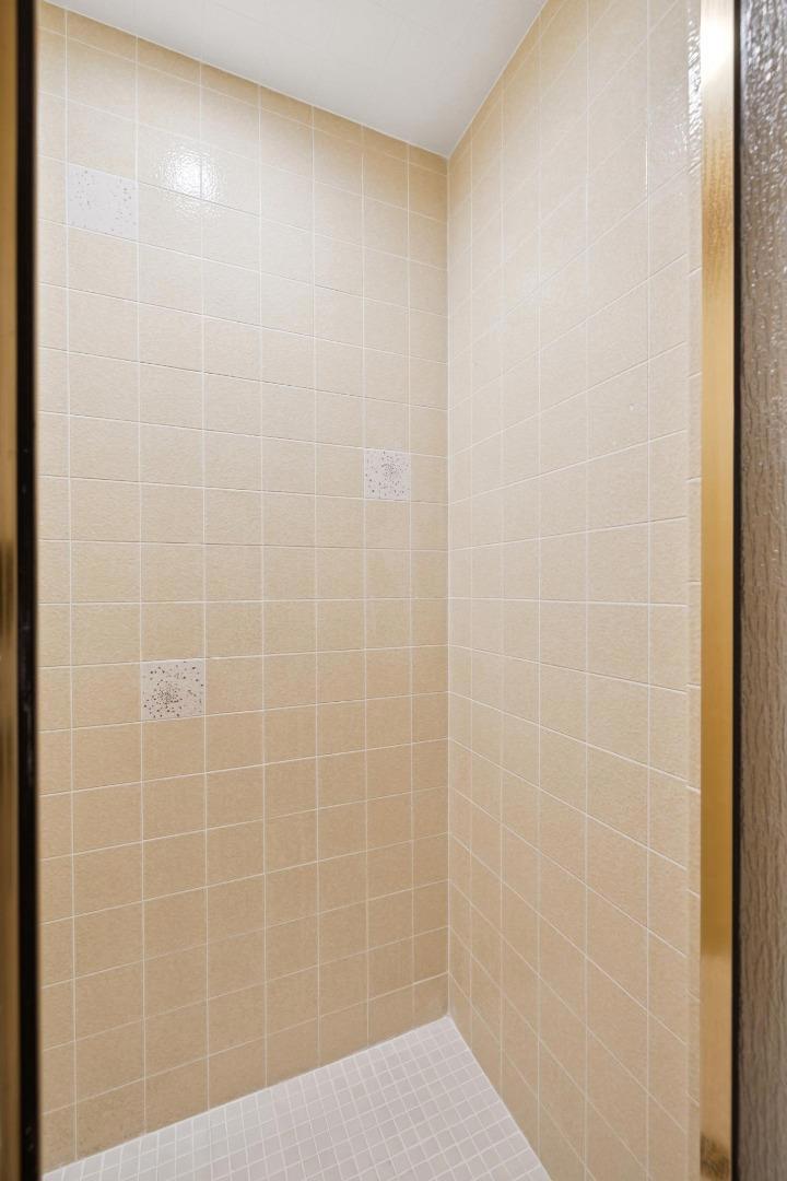 https://media.crmls.org/mediaz/b7e55d76-9922-497c-8673-03c7cfd54e68.jpg?preset=X-Large