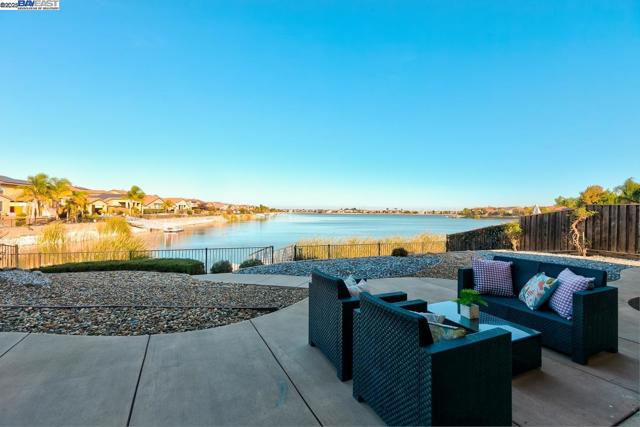1440 Riva Trigoso Dr, Manteca CA: https://media.crmls.org/mediaz/b7e57888-e769-4c30-8a31-535b5b3e21b1.jpg