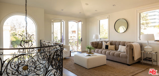 1113 Amherst Avenue, Los Angeles CA: https://media.crmls.org/mediaz/b7e59dc2-1299-49b8-ad62-167509fbbdd9.jpg