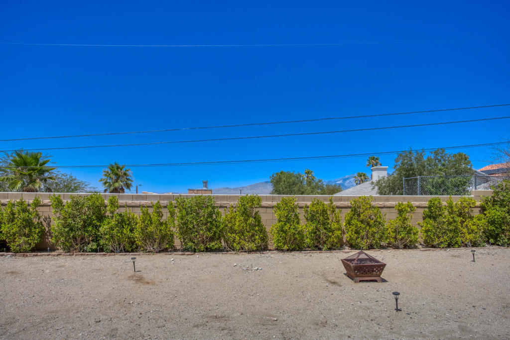 https://media.crmls.org/mediaz/b7e5c396-e912-401b-b49a-6a507b58fc5f.jpg?preset=X-Large