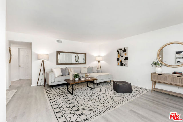 4358 Mammoth Avenue, 3 photo 3