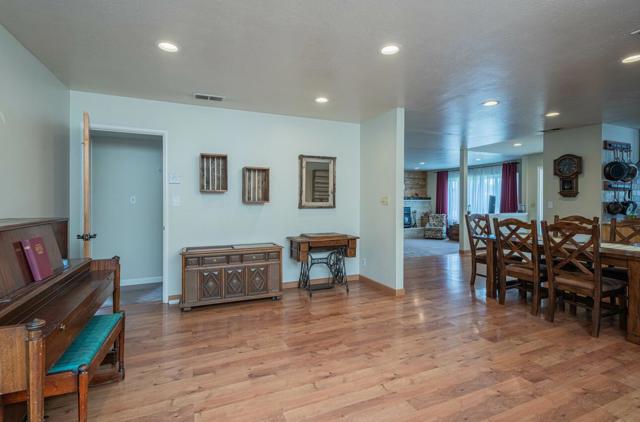 528 La Mesa Drive, Salinas CA: https://media.crmls.org/mediaz/b7e7bc74-7897-47b0-a4fa-197dcfd383da.jpg