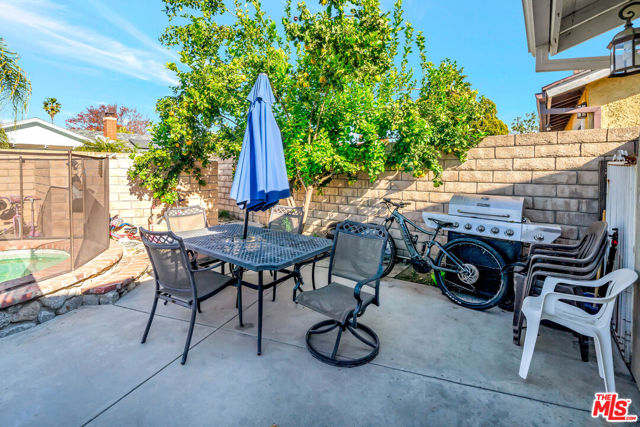2425 Dusan Street, Simi Valley CA: https://media.crmls.org/mediaz/b7e7dc5b-a65e-4fc3-ba54-a5ac14fbe219.jpg