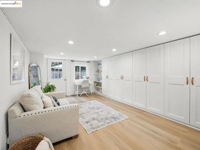 3712 Maple AVE, Oakland CA: https://media.crmls.org/mediaz/b7e7f55f-d5c7-4d6b-8727-62918c4dc01f.jpg