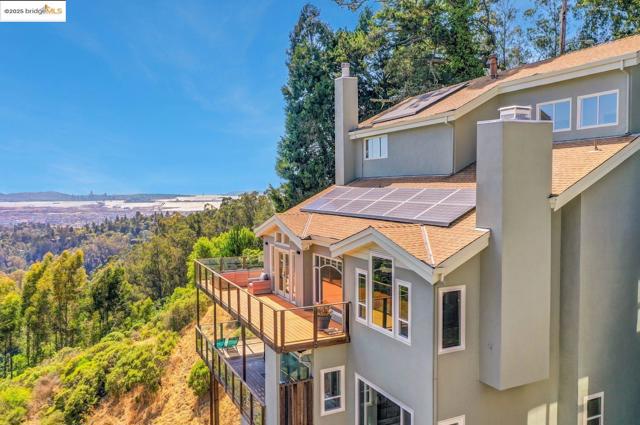 7075 Elverton Dr, Oakland CA: https://media.crmls.org/mediaz/b7e82ce3-5eb2-40e1-b8ce-d6fba3fcd48f.jpg