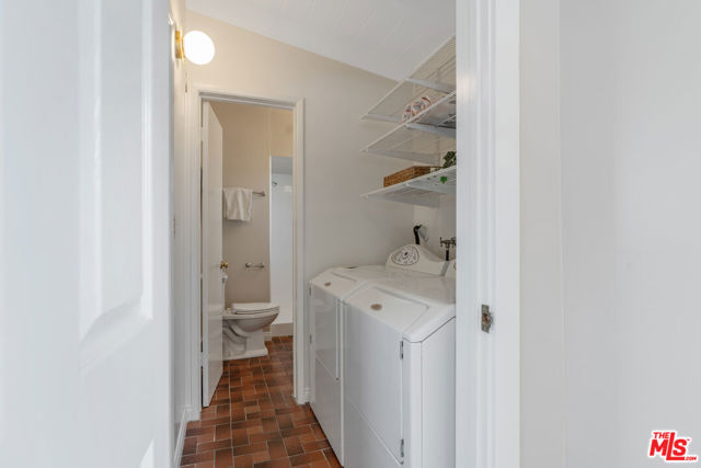 3564 Summerfield Drive, Sherman Oaks CA: https://media.crmls.org/mediaz/b7e8635f-b17c-4974-82fb-daf45b875d8c.jpg