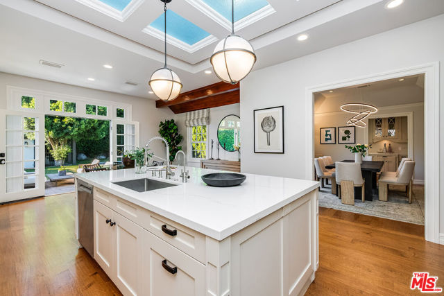10445 Valley Spring Lane, Toluca Lake CA: https://media.crmls.org/mediaz/b7e8ab91-64f9-42c8-bb25-f9fb68b8f4bb.jpg