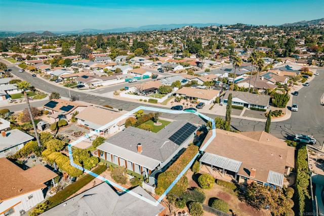 16482 Roca Dr, San Diego CA: https://media.crmls.org/mediaz/b7ea924a-8547-4538-93b4-e63b8e1f8f2e.jpg