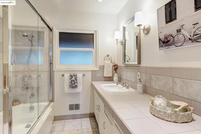 3 Mountain View Pl, Lafayette CA: https://media.crmls.org/mediaz/b7ea9fda-8f99-4a45-9442-6739e0322ff4.jpg