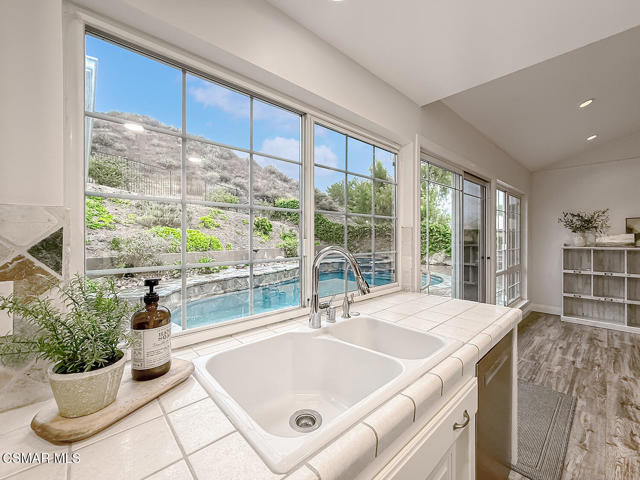 751 Muirfield Avenue, Simi Valley CA: https://media.crmls.org/mediaz/b7eab403-00b1-48dc-abe9-f3196eae0bec.jpg