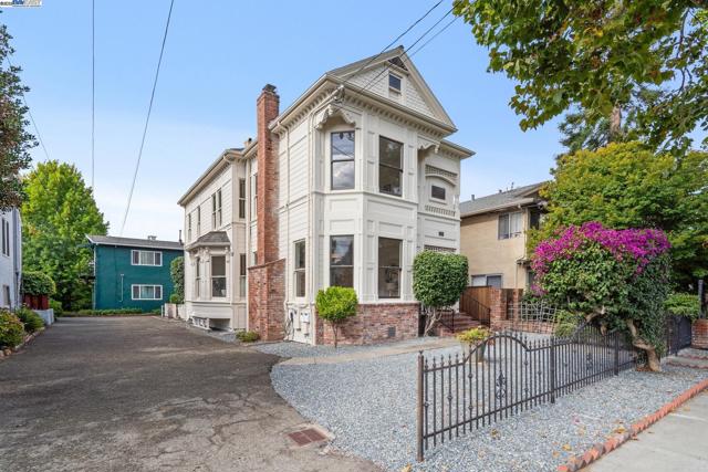 2120 Encinal Ave, Alameda CA: https://media.crmls.org/mediaz/b7eb0cb9-8d4f-4d18-b5e1-5cf2c781ecac.jpg