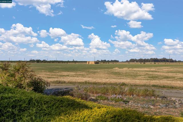 5435 Box R Ranch Rd, Vacaville CA: https://media.crmls.org/mediaz/b7eb1fda-5fa9-4781-9c32-2c0ba62df542.jpg