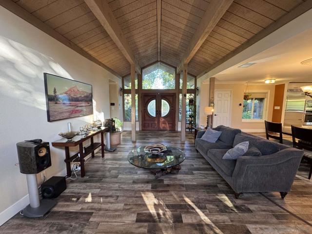 5553 Scenic View Dr, Yorba Linda CA: https://media.crmls.org/mediaz/b7ec6ed4-370e-40d2-8ec8-bb9ceb8f293d.jpg