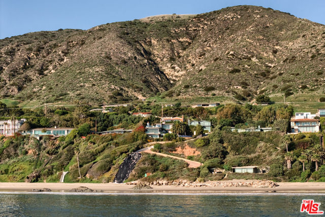 33398 Pacific Coast Highway, Malibu CA: https://media.crmls.org/mediaz/b7edb460-be60-41ba-98ee-dbb1240cc55b.jpg