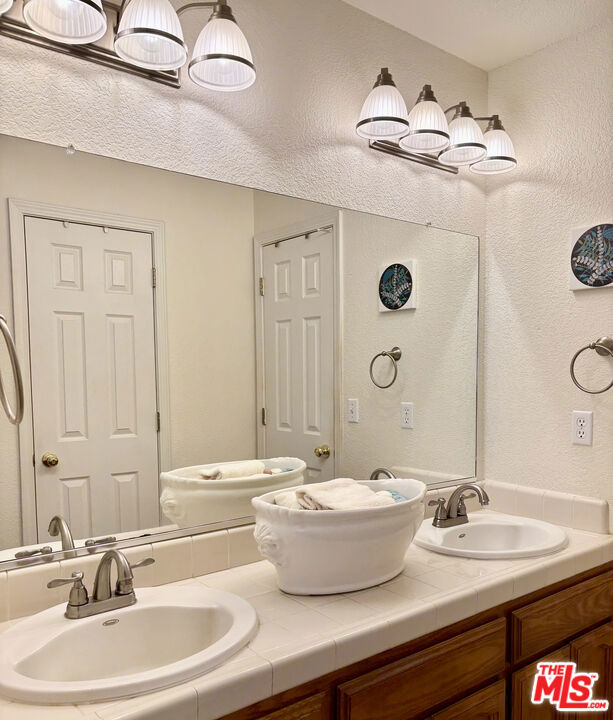 31229 Rolling Meadow Court, Coarsegold CA: https://media.crmls.org/mediaz/b7edc083-bd57-4812-8690-1523607cc1e7.jpg