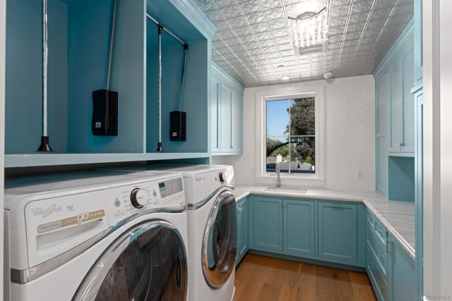 1040 Pine St, Coronado CA: https://media.crmls.org/mediaz/b7eded90-62b1-4c94-893e-df1dadc86db9.jpg