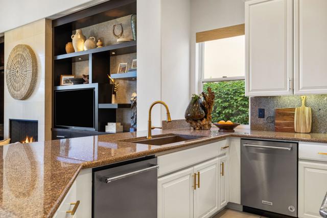 49606 Montana Way, La Quinta CA: https://media.crmls.org/mediaz/b7ee719b-1052-47cc-93b9-3410c59ecc10.jpg