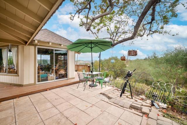 2719 Via Del Robles, Fallbrook CA: https://media.crmls.org/mediaz/b7ee8f95-c8d8-4b73-a7e0-c9920f7e3f1f.jpg