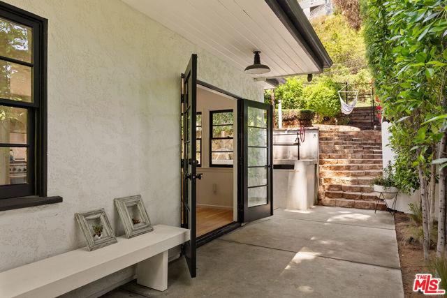 8421 Kirkwood Drive, Los Angeles CA: https://media.crmls.org/mediaz/b7ee902c-5309-4195-8ba9-1f852ab12748.jpg