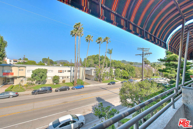 4311 Colfax Avenue, Studio City CA: https://media.crmls.org/mediaz/b7f00f6a-3afd-4839-93f4-66ee726f6920.jpg