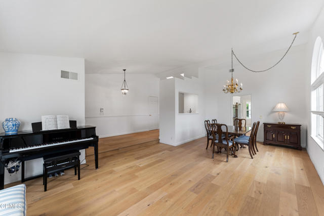 6861 Aviano Drive, Camarillo CA: https://media.crmls.org/mediaz/b7f0665d-a17f-488e-b77d-01396bdead50.jpg