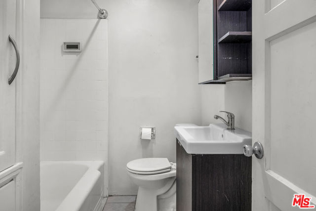 4579 W 171st Street, Lawndale CA: https://media.crmls.org/mediaz/b7f0933d-7422-42fe-a3e9-60b8332dacf8.jpg