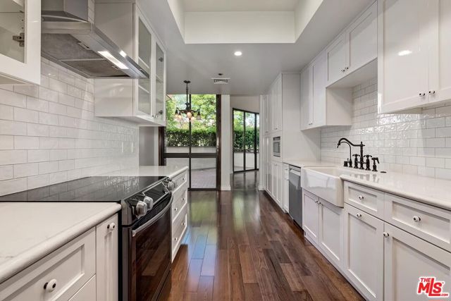 300 N Swall Drive, Beverly Hills CA: https://media.crmls.org/mediaz/b7f0fc76-2927-42c0-b37e-d84f839a22e0.jpg